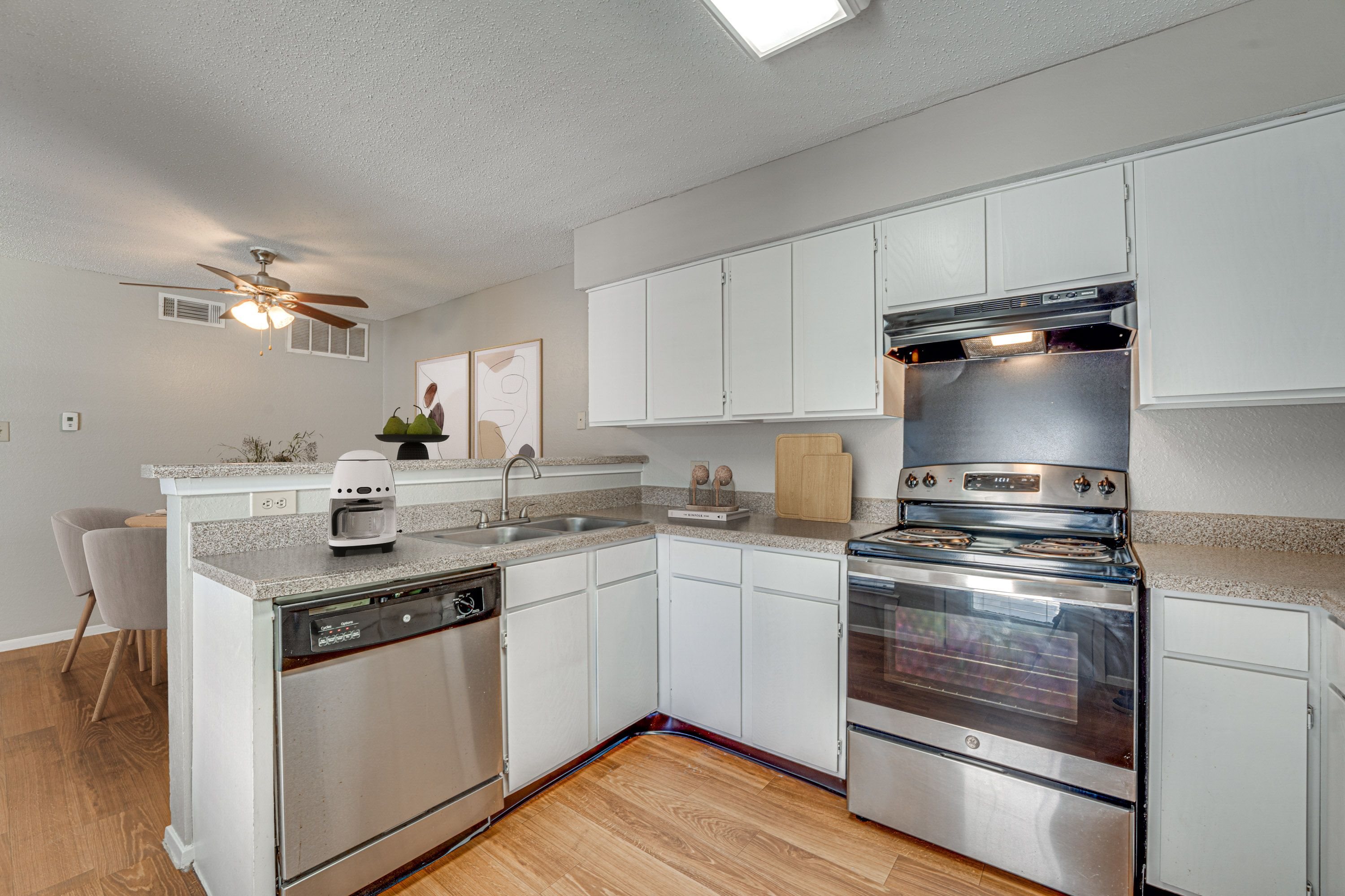 Functional Kitchen at Bardin Oaks Apartments, Arlington, TX